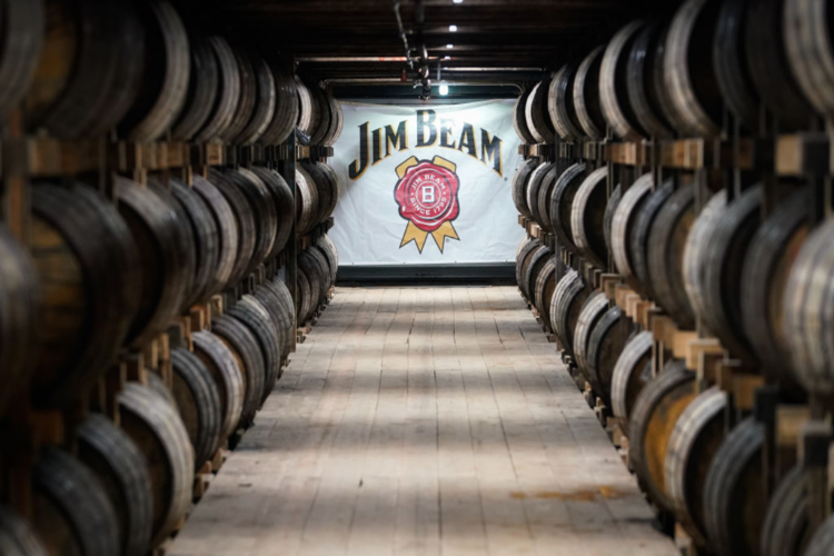 Jim Beam เพิ่มการผลิต Bourbon ในการผลักดันพลังงานหมุนเวียน 400 ล้านดอลลาร์